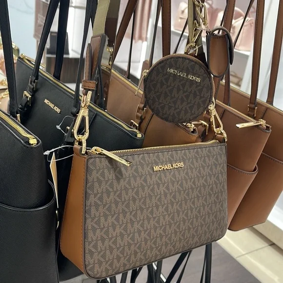 MICHAEL KORS
Jet Set Logo Crossbody Bag with Case Apple Airpods Pro®
Brown
NWT - Picture 9 of 16